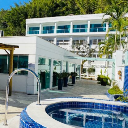 Hotel Ilhabela - Piscina com vista para o mar perto da Vila