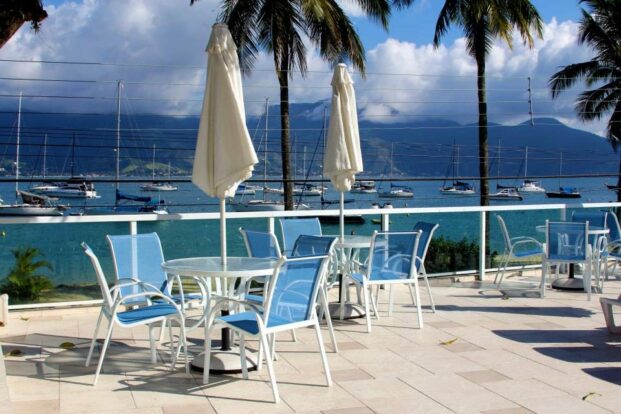 Hotel Ilhabela - Piscina com vista para o mar perto da Vila