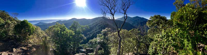 Vista das montanhas do sul da ilha - Trilha do Baepi - Ilhabela - Por Elas Mundo Afora