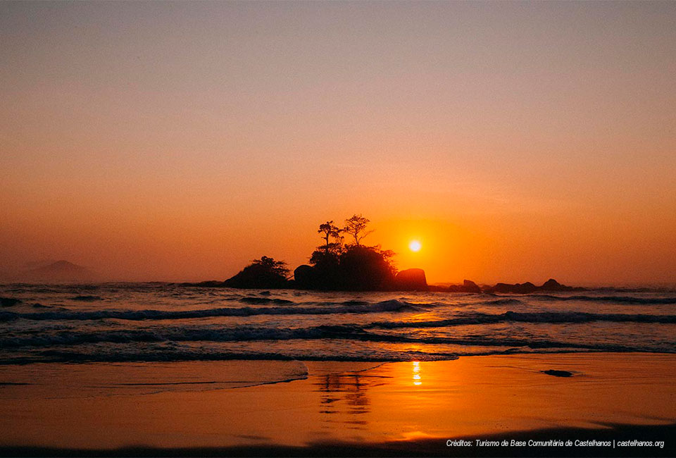 Nascer do Sol na Praia de Castelhanos - Ilhabela - Turismo de Base Comunitária Castelhanos