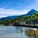 Melhores praias de Ilhabela - Praia do Perequê com Pico do Baepi ao fundo (Foto: Ilhabela.com.br)