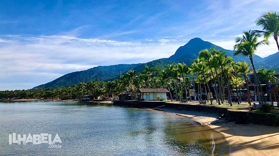 Melhores praias de Ilhabela - Praia do Perequê com Pico do Baepi ao fundo (Foto: Ilhabela.com.br)