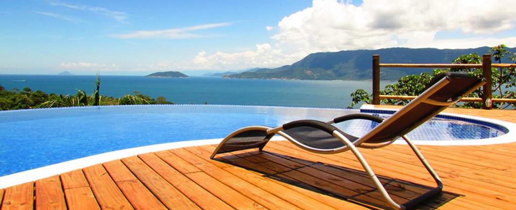 Bangalô Ilhabela - Vista da piscina - Portal Ilhabela.com.br