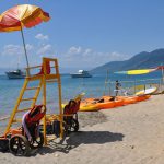 Cadeiras anfíbias para banhistas em Ilhabela