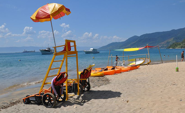 Cadeiras anfíbias para banhistas em Ilhabela