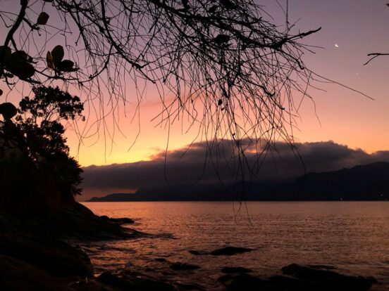 Pôr do Sol na costeira do sul de Ilhabela, perto da Praia do Oscar