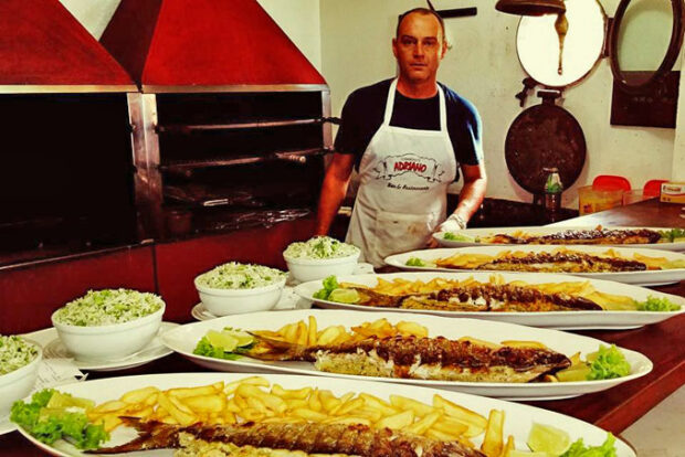 Comandante Adriano e seu tradicional peixe grelhado na brasa com recheio de camarão - Praia do Curral em Ilhabela