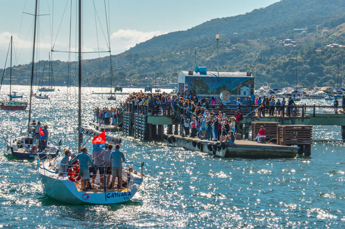 Desfile de veleiros na Semana de Vela de Ilhabela (foto: Kiko Moura B1DMKT)