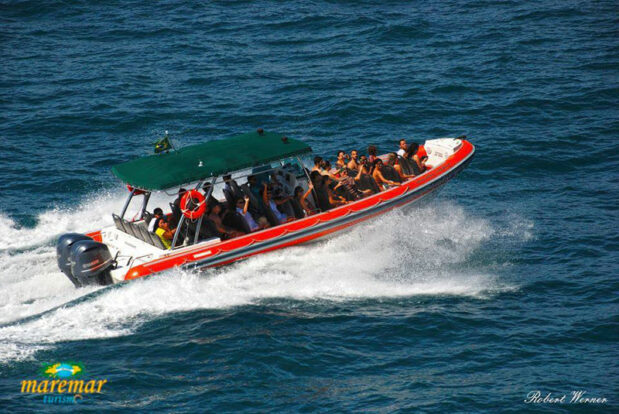 Passeio de barco Flexboat em Ilhabela - Maremar Turismo