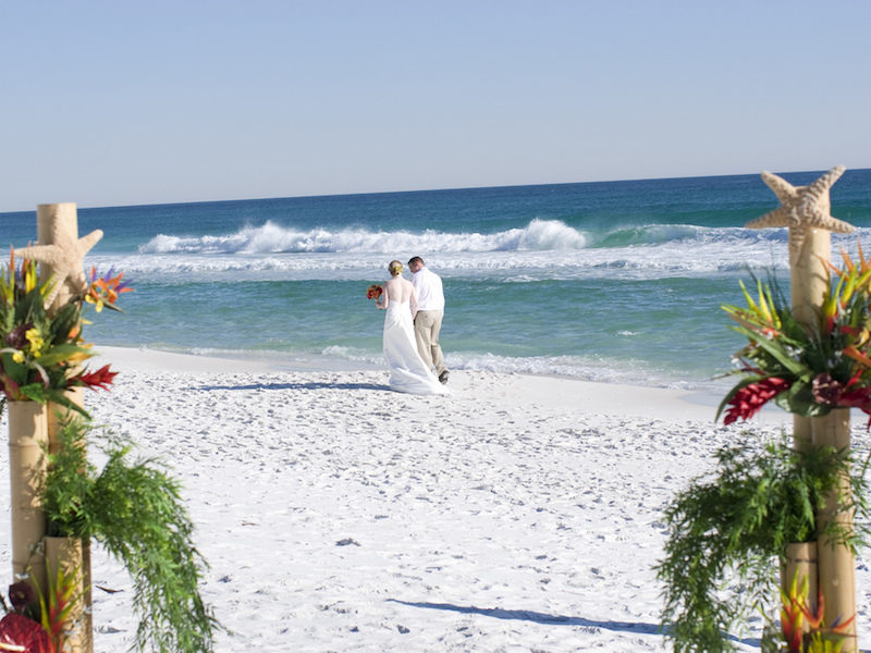 Noivo e noiva na praia (Imagem: Shawn Henning/Flickr) - Casamento em Ilhabela