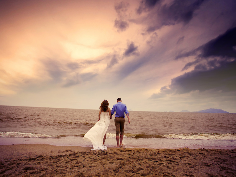 Noivos na praia (Imagem: Azchael/Flickr) - Casamento em Ilhabela