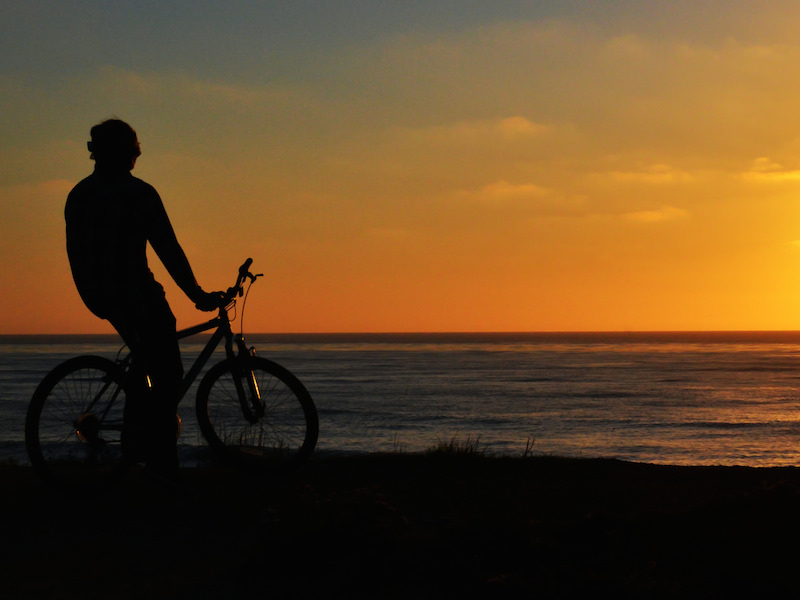 Andando de bicicleta no por do sol (Imagem: Flickr/ Floris Oosterveld)