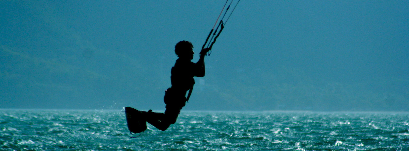 Kitesurfe no Norte de Ilhabela (Imagem: Flickr/Daniel Cukier)