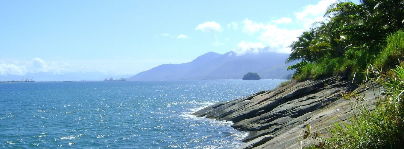 Pedras na Praia da Feiticeira - Sul de Ilhabela (Imagem: Wikimedia Commons/Carlos Maciel 40)
