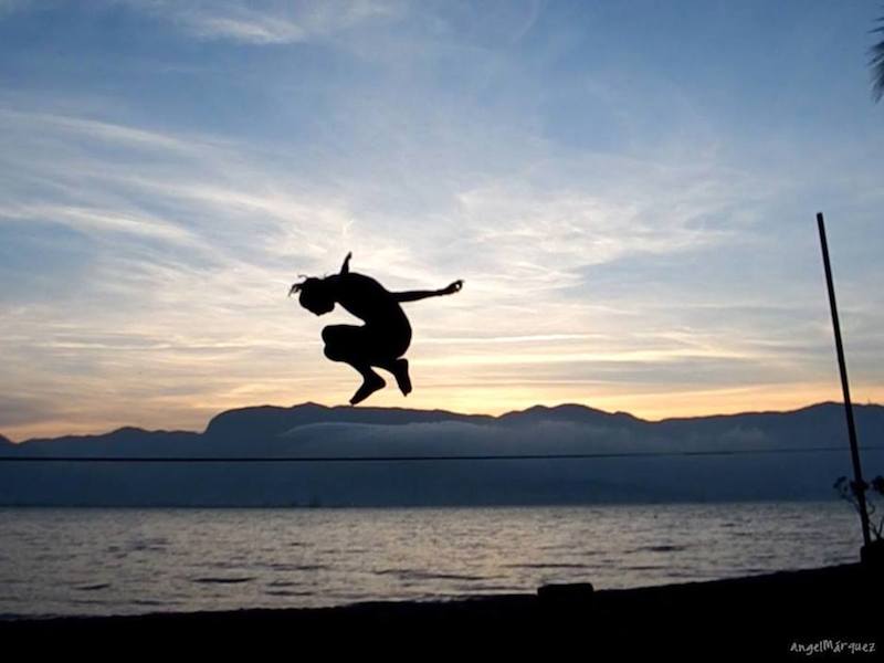 Slackline em Ilhabela (Imagem: Divulgação/Slackline Ilhabela)