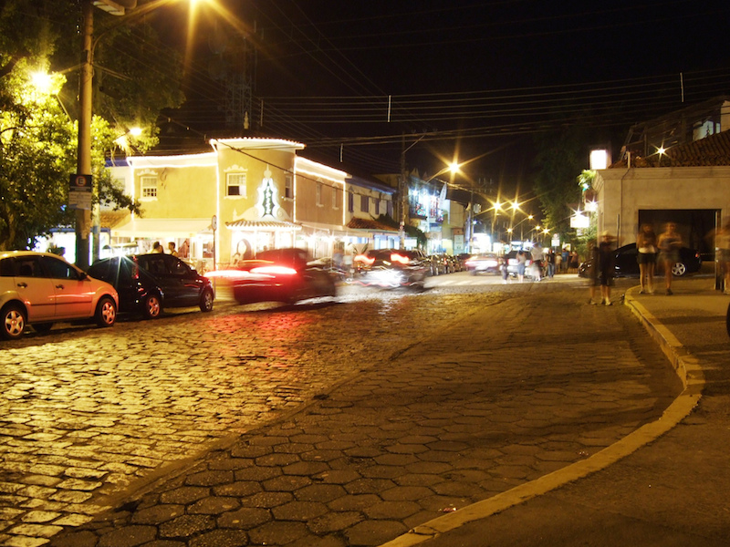 Vila a noite (Imagem: Flickr/Pedro de Carvalho Ponchio)