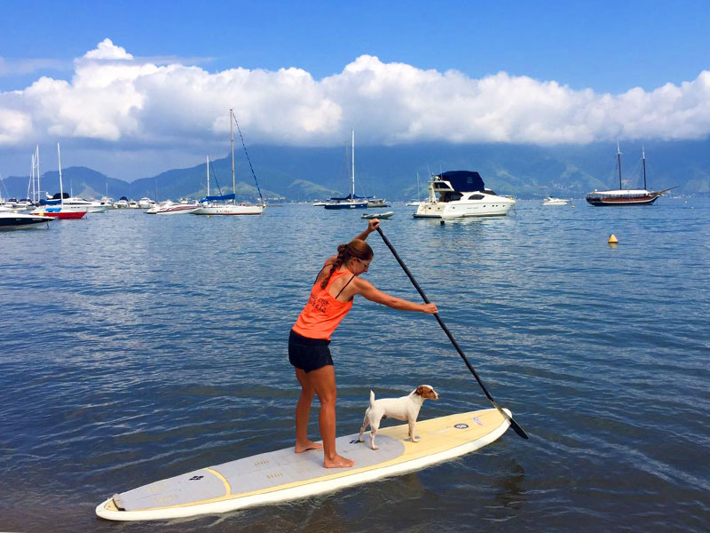 Stand up paddle em Ilhabela (Imagem: Arquivo Pessoal/Camila Berrini)