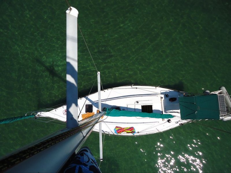 Barco a vela visto de cima (Imagem: Divulgação/Vini Vela Charters)