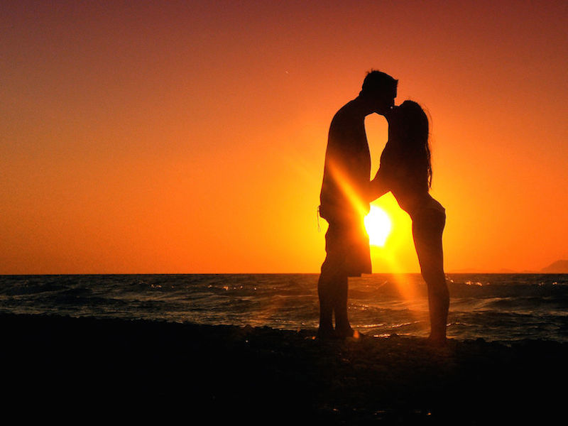Casal se beijando na praia_Scarleth White (Imagem: Scarleth White/Wikimedia Commons)
