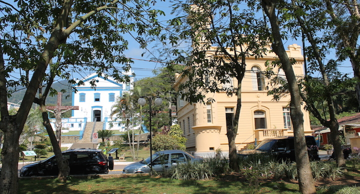 Matriz de Ilhabela ao lado do antigo Forum e Cadeia (Imagem: Arquivo Pessoal/Alessandra Stefani)