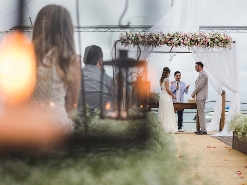 Noivos casando no Pier 151 em Ilhabela (Imagem: Divulgação/Studio Job)