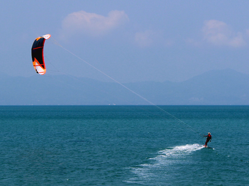 Praticante de kitesurfe (Imagem: Wikimedia Commons/Per Meistrup)