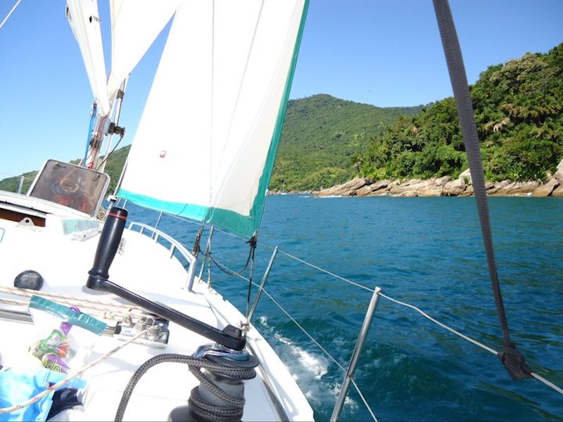 Veleiro dando a volta em Ilhabela (Imagem: Divulgação/Vini Vela Charters)