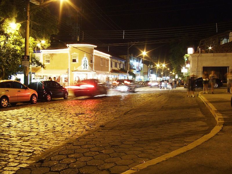 Vila durante a noite (Imagem: Pedro Henrique Ponchio/Wikimedia Commons)