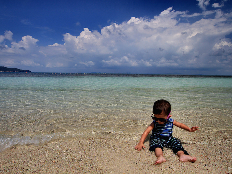 Criança na praia (Imagem: Flickr/Phalinn Ooi)