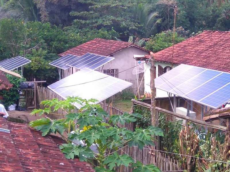 Placas solares em casas no Bonete (Imagem: Arquivo Pessoal/Taxi Bonete)