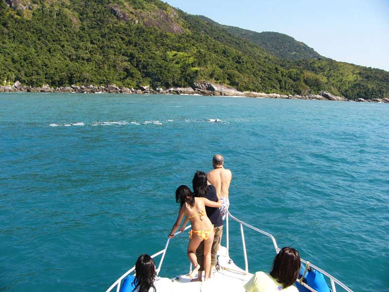 Passeio de lancha em Ilhabela (Imagem: Divulgação/ Ferrara Turismo)