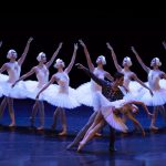 Elenco São Paulo Companhia de Dança em II Ato de O Lago dos Cisnes_de Mario Galizzi (Foto: Fernanda Kirmayr)