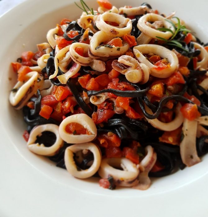 Linguini al nero di seppia - Famiglia Manzoli - Páscoa em Ilhabela