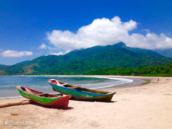 Canoas Caiçaras na Praia de Castelhanos- Viajar pra Ilhabela no Outono (foto: Ilhabela.com.br)