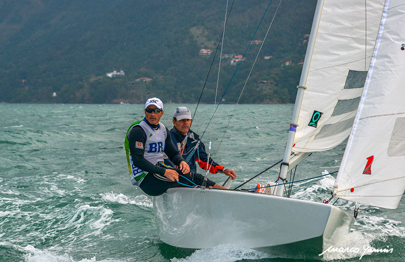 Arthur Lopes e Torben Grael (Marco Yamin / Sectur Ilhabela)