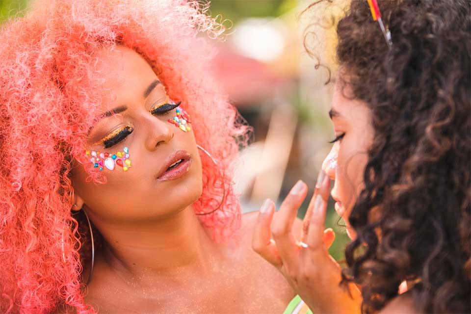 Maquiagem com glitter no Carnaval - Ilhabela.com.br