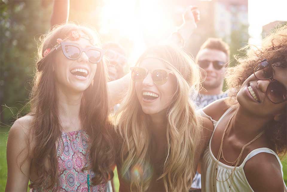 Óculos escuros protegem do sol no carnaval - Ilhabela.com.br