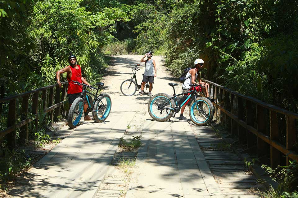 Bikes elétricas dão uma forcinha pra quem quer encarar trilhas da ilha