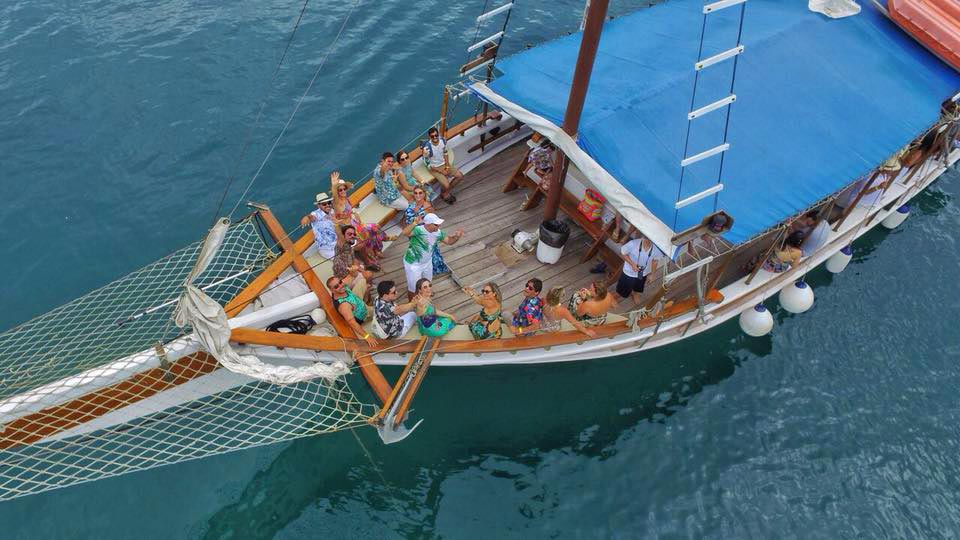 Festa em Alto Mar em Ilhabela - Welcome Party ou Despedida de Solteiro à bordo de Escuna - Maremar Turismo