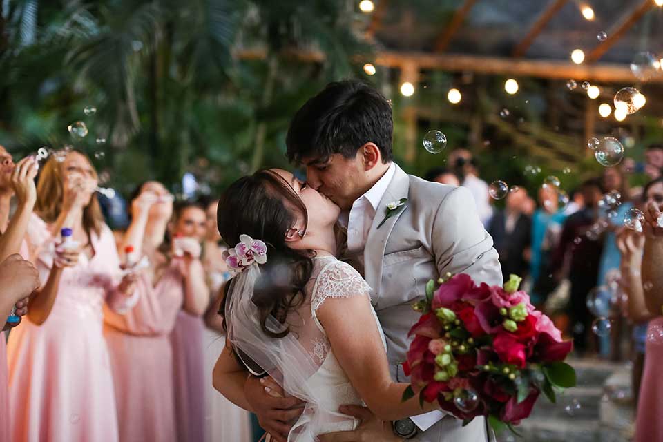 Beijo dos noivos - Casamento Bianca e Thiago - Casa de Canoa - Praia do Curral, Ilhabela (foto: Luiza Marques)