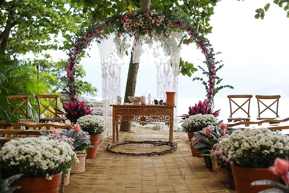 Decoração Altar - Casamento Bianca e Thiago - Casa de Canoa - Praia do Curral, Ilhabela (foto: Luiza Marques)