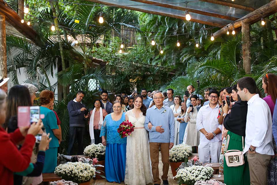 Entrada da noiva - Casamento Bianca e Thiago - Casa de Canoa - Praia do Curral, Ilhabela (foto: Luiza Marques)