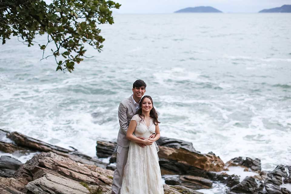 Noivos - Casamento Bianca e Thiago - Casa de Canoa - Praia do Curral, Ilhabela (foto: Luiza Marques)