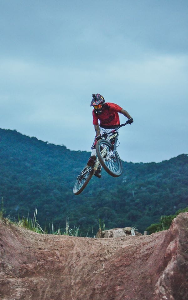 Jubina - Atleta Mountain Bike Downhill - Performance Ilhabela