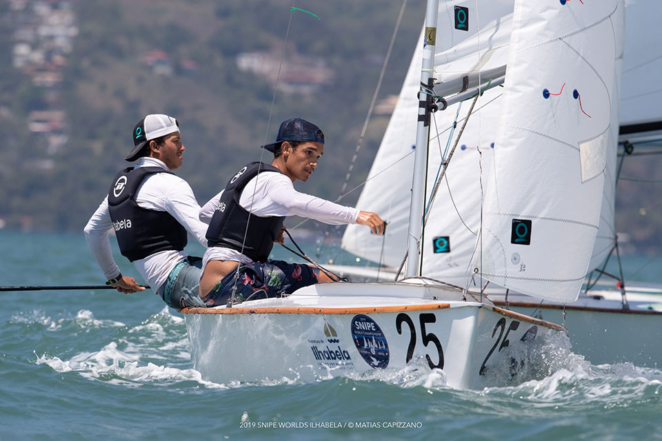 Matheus e Rafael no Mundial de Snipe 2019 em Ilhabela - Foto Matias Capizzano / Snipe Worlds