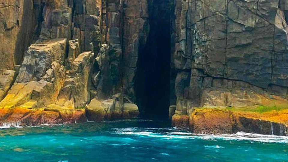 Buraco do cação visto do mar em Ilhabela (Foto: Bruna Garcez)