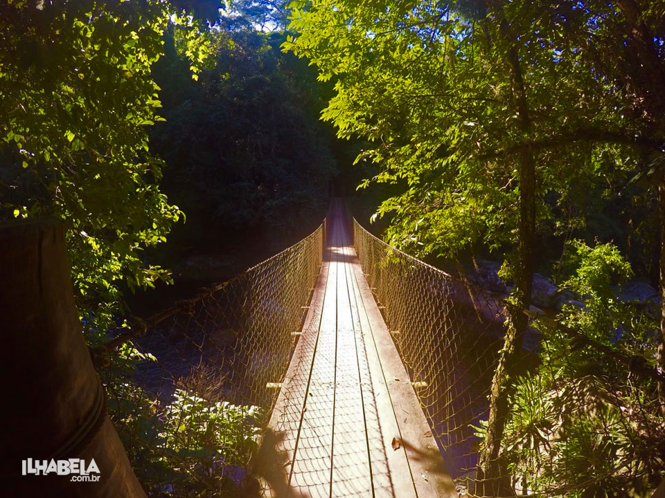 Ponte sobre cachoeira da Laje - Trilha do Bonete (Foto: Ilhabela.com.br)