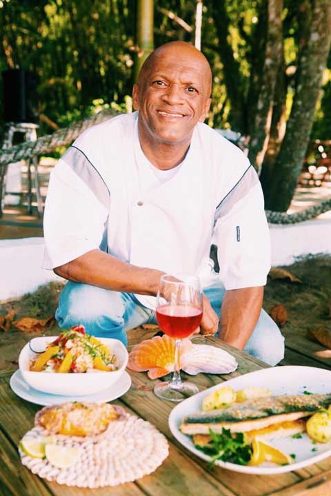 Chef Tonhão comanda a cozinha do Espaço Tangará, na Praia do Jabaquara em Ilhabela