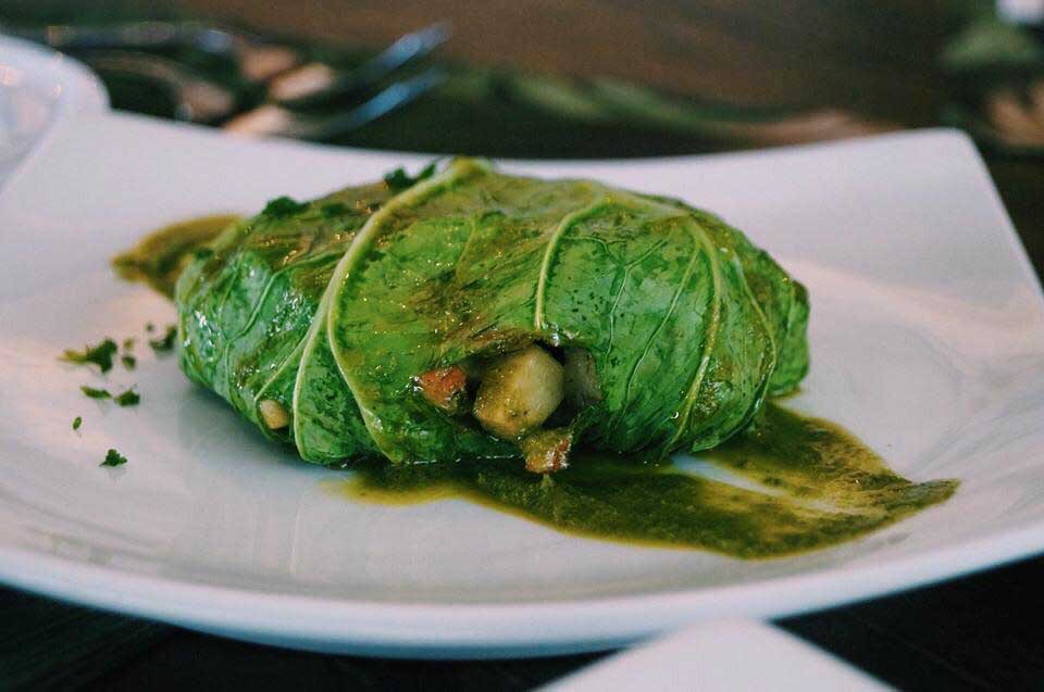 Trouxinha de acelga com legumes salteados e coração de alcachofra - Prato Vegano do Île Bistrot em Ilhabela - Chef Tonhão