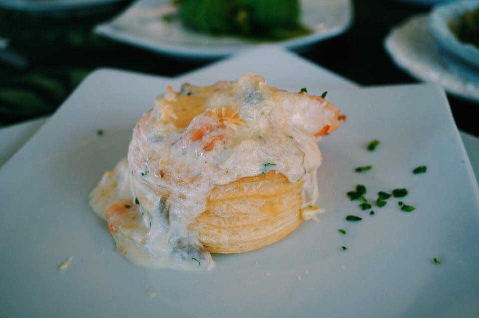 Camarão ao molho branco com massa folhada, do Chef Tonhão para o Île Bistrot em Ilhabela